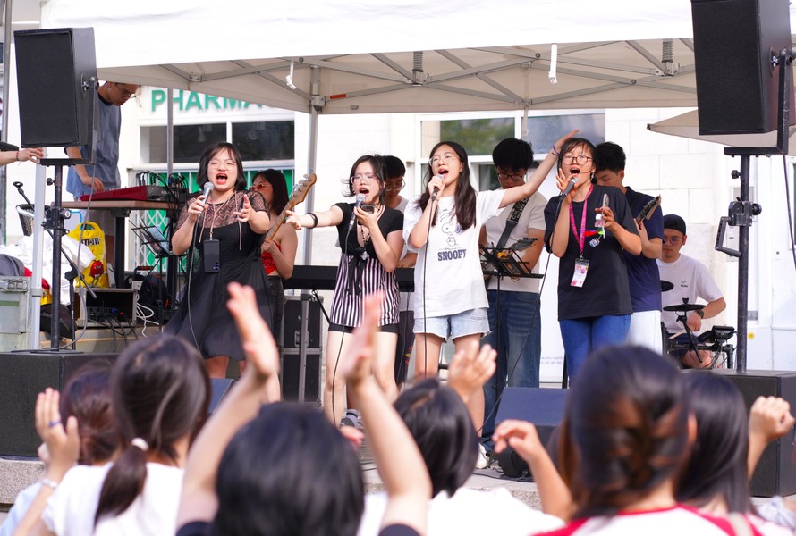 Ban nhạc gồm các thành viên của dự án Toucher Arts đến từ nhiều nơi trên thế giới. 