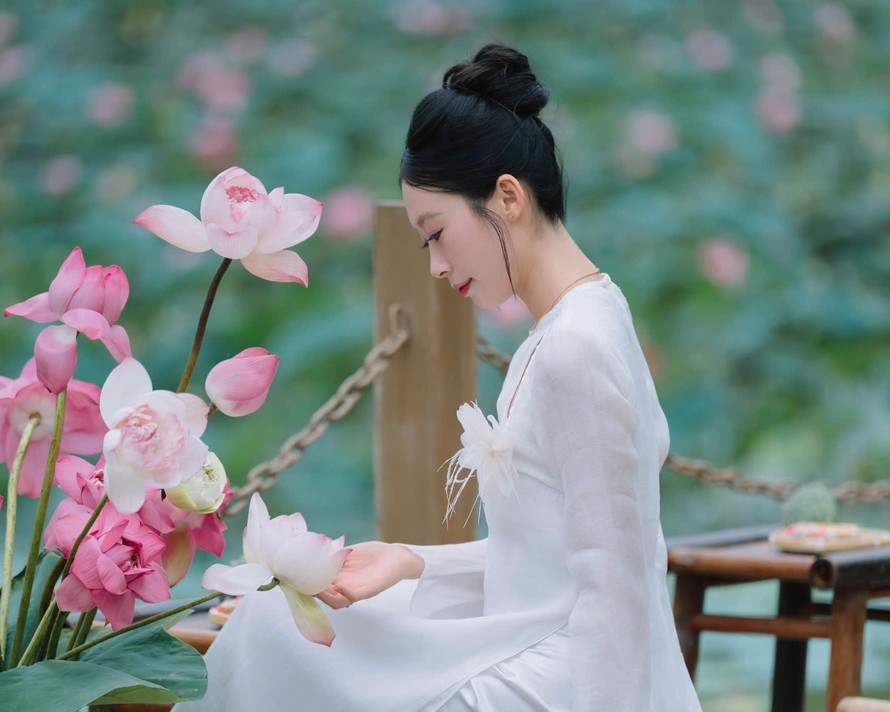 Góc sống ảo mùa hè mới của Gen Z: Hồ sen cực lung linh ngay trong khuôn viên trường đại học