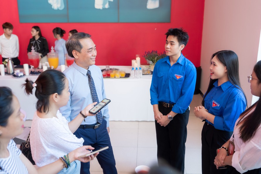 Giám đốc Nhà hát Kịch Việt Nam, NSƯT Kiều Minh Hiếu trả lời phỏng vấn báo chí về chương trình _Bác Hồ - Hai tiếng thiêng liêng