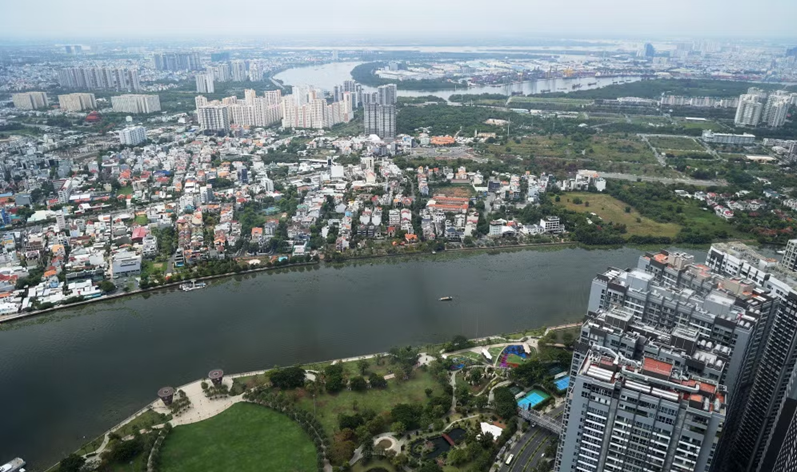 Bất động sản Thành phố Hồ Chí Minh hai bên sông Sài Gòn thuộc quận Bình Thạnh và thành phố Thủ Đức. (Ảnh: Hồng Đạt/TTXVN)