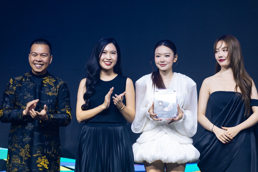 Bà Đinh Thị Nam Phương – Giám đốc chiến lược nội dung DatVietVAC cùng Em Xinh Yeolan, Hoàng Duyên tại lễ vinh danh BSI Awards 2026