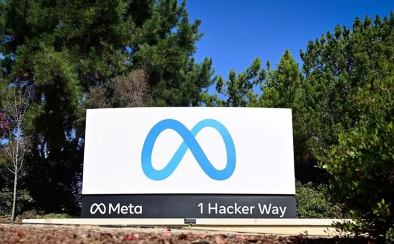 Biểu tượng Meta tại trụ sở của Tập đoàn ở Menlo Park, California, Mỹ. (Ảnh: Anadolu Agency/TTXVN)