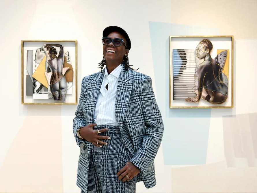 Mickalene Thomas tại Galerie Nathalie Obadia năm 2025. Bên phải là tác phẩm Nus Exotiques #10 (2025), trong đó sử dụng một chi tiết từ bức ảnh của nhiếp ảnh gia Barbara Karant. Ảnh: Luc Castel/Getty Images.