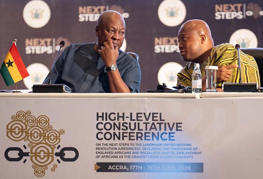 Tổng thống Ghana John Dramani Mahama (trái) và Bộ trưởng Ngoại giao Samuel Okudzeto Ablakwa tại hội nghị Next Steps ở thủ đô Accra, tháng 6/2026. Ảnh: Ernest Ankomah/Getty Images.