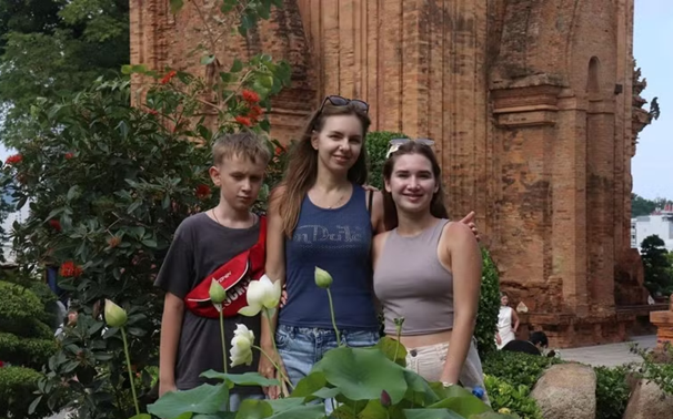 Du khách Nga chụp ảnh lưu niệm tại Tháp bà Ponagar (Nha Trang, Khánh Hòa). (Ảnh: Phan Sáu/TTXVN)
