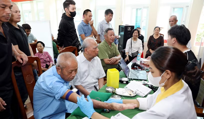 Thu nhận mẫu sinh phẩm ADN thân nhân liệt sĩ chưa xác định được thông tin trên địa bàn tỉnh Lạng Sơn. (Ảnh: Văn Đạt/TTXVN)