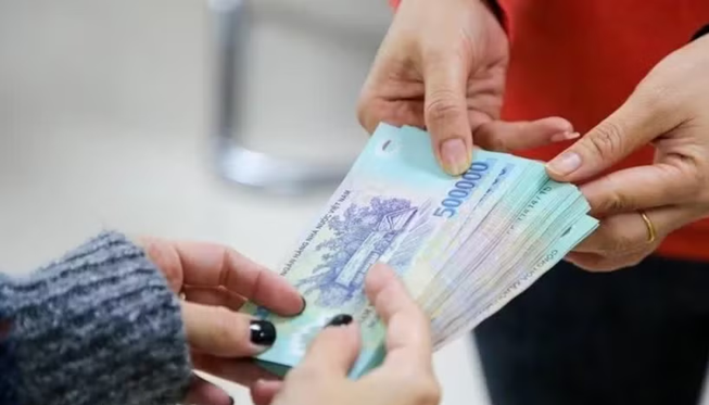 Mức lương tối thiểu theo tháng sẽ được điều chỉnh tăng từ 310.000-390.000 đồng, tương ứng tỷ lệ bình quân 7,8%. (Ảnh: PV/Vietnam+)