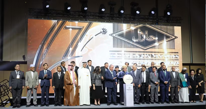 Đại sứ Phạm Việt Hùng (thứ 3 từ trái sang) dự lễ khai mạc Triển lãm Grand Halal Bangkok 2026. (Ảnh: Đỗ Sinh/TTXVN)