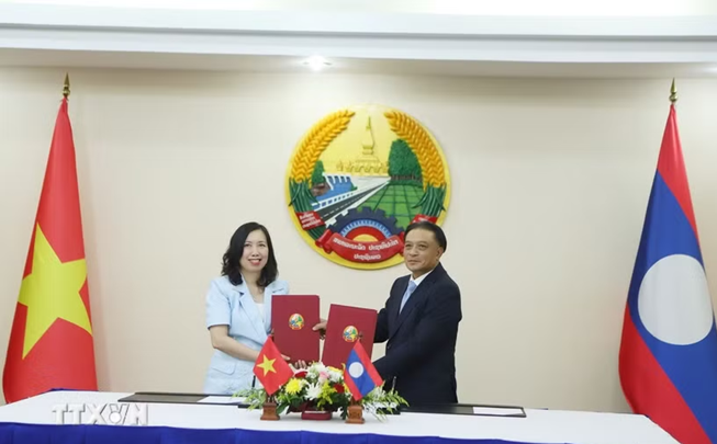 Thứ trưởng Bộ Ngoại giao Việt Nam Lê Thị Thu Hằng và Thứ trưởng Bộ Ngoại giao Lào Phongsavanh Sisoulath trao Biên bản ghi nhớ về hợp tác giai đoạn 2026-2030. (Ảnh: Xuân Tú/TTXVN)