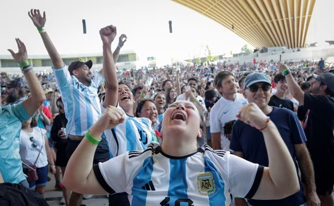 Cổ động viên đội tuyển Argentina bùng nổ cảm xúc sau khi đội nhà lội ngược dòng thắng tuyển Anh tiến vào Chung kết. (Ảnh: THX/TTXVN phát)