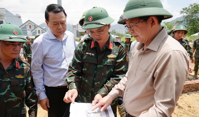 Phó Thủ tướng Hồ Quốc Dũng kiểm tra tiến độ khu tái định cư xây 24 căn nhà cho người dân Mường Than bị lũ quét. (Ảnh: Nguyễn Oanh/TTXVN)