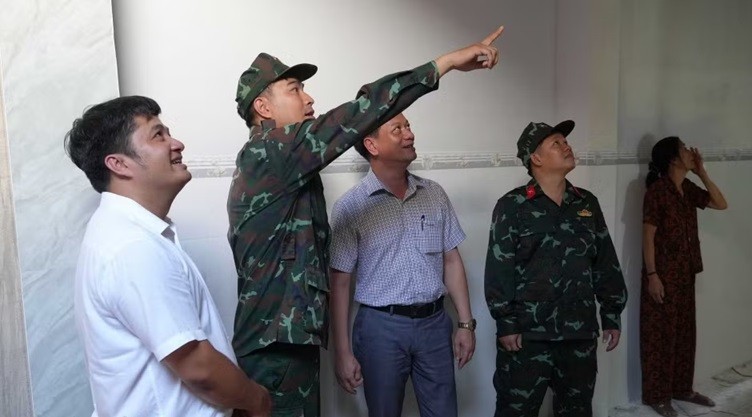 Lực lượng dân quân, quân sự xã Long Phụng, tỉnh Quảng Ngãi khẩn trương hoàn thiện căn nhà cho bà Đặng Thị Tám. (Ảnh: Dư Toán/TTXVN)