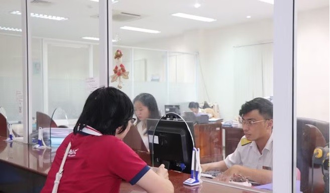 Cán bộ Thuế tư vấn, hỗ trợ người nộp thuế. (Ảnh minh họa: Thu Hiền/TTXVN)