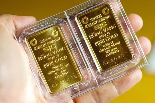 Giá vàng miếng SJC đang giao dịch ở mức 136 triệu đồng/lượng ở chiều mua vào và 142 triệu đồng/lượng ở chiều bán ra.. (Ảnh: Vietnam+)