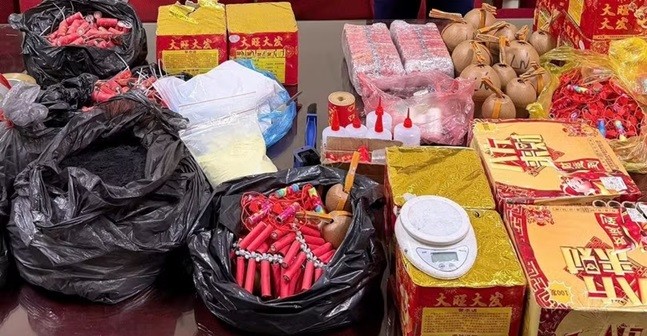 Cấm nhập khẩu pháo các loại (trừ pháo hiệu an toàn hàng hải theo hướng dẫn của Bộ Xây dựng). (Ảnh minh họa: TTXVN phát)