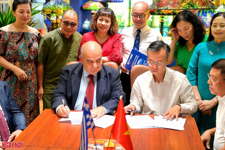 Ông Nguyễn Hùng Sơn, Phó Chủ tịch Liên hiệp các Hội UNESCO Việt Nam, Tổng Giám đốc Trung tâm Thông tin UNESCO (UNET), và ông Ioannis Maronitis, Chủ tịch Liên đoàn các Câu lạc bộ và Hội UNESCO châu Âu và Bắc Mỹ (ENAFCAU), ký biên bản ghi nhận kết quả làm việc.