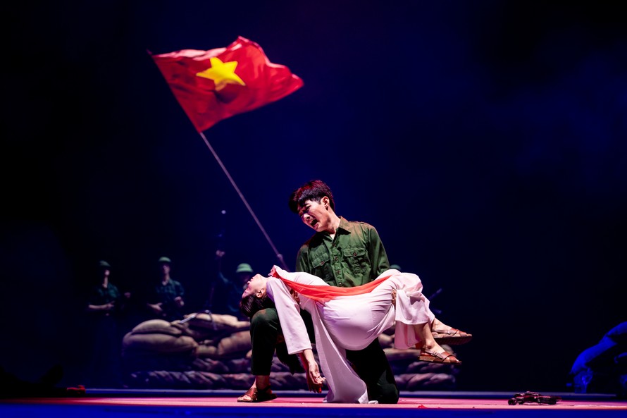 Từng chi tiết của “Đất Nước Thiên Hùng Ca” đều chạm tới trái tim của khán giả. Ảnh: Vinpearl.