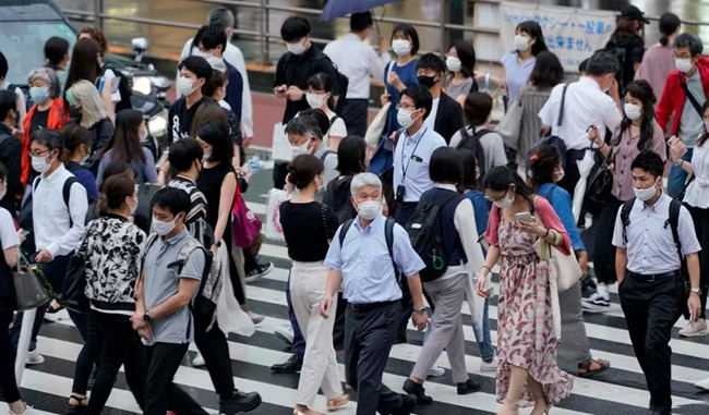 Người dân di chuyển trên đường phố tại Tokyo, Nhật Bản. (Ảnh: THX)
