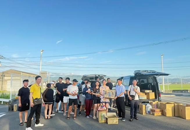 Đại diện Tổng lãnh sự quán Việt Nam tại Fukuoka trao hàng cứu trợ cho người Việt Nam tại Kumamoto. (Ảnh: Xuân Giao/TTXVN)