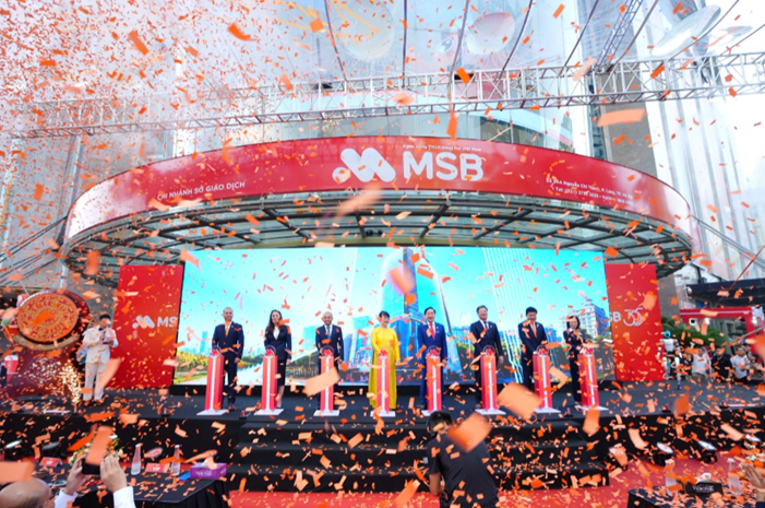 Ban Lãnh đạo MSB và khách mời thực hiện nghi thức khai trương Hội sở chính và Chi nhánh Sở