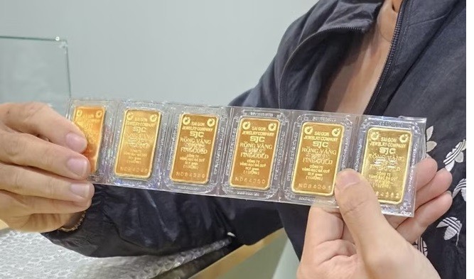 Giá vàng miếng SJC đang giao dịch ở mức 140,3 triệu đồng/lượng ở chiều mua vào và 143,3 triệu đồng/lượng ở chiều bán ra.(Ảnh: TTXVN)