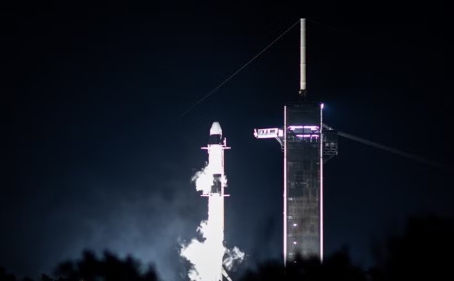 Tên lửa đẩy Falcon 9 của Tập đoàn SpaceX mang theo tàu vũ trụ Dragon rời khỏi bệ phóng tại Trung tâm vũ trụ Kennedy ở Florida, Mỹ. (Ảnh: THX/TTXVN)