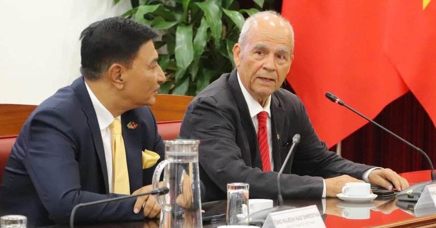 Ông Geogre On Christophides (bên phải), Lãnh sự danh dự Việt Nam tại Cộng hòa Cyprus, Chủ tịch danh dự Liên hiệp các Hội UNESCO Thế giới WFUCA chia sẻ tại cuộc gặp với Bộ trưởng Ngoại giao Lê Hoài Trung ngày 31/7. Ảnh: Bộ Ngoại giao