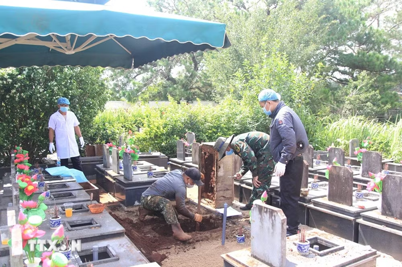 Các lực lượng chức năng tổ chức lấy mẫu ADN tại Nghĩa trang liệt sỹ Đăk Đoa, tỉnh Gia Lai. 