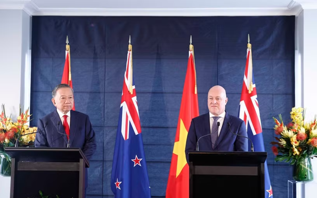 Sáng 13/8/2026 (giờ địa phương), tại thành phố Auckland, sau hội đàm chính thức, Tổng Bí thư, Chủ tịch nước Tô Lâm và Thủ tướng New Zealand Christopher Luxon gặp gỡ báo chí và chứng kiến lễ trao văn kiện hợp tác. 
