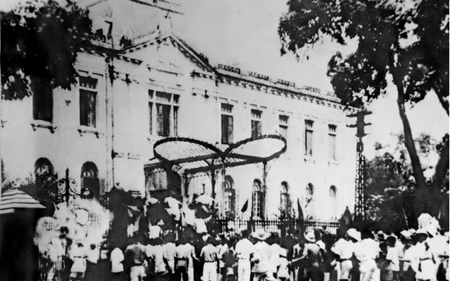 Quần chúng cách mạng và tự vệ chiếm Phủ Khâm sai (Bắc Bộ phủ), ngày 19/8/1945. Cách mạng Tháng Tám thành công tại Hà Nội. (Ảnh: Tư liệu TTXVN)