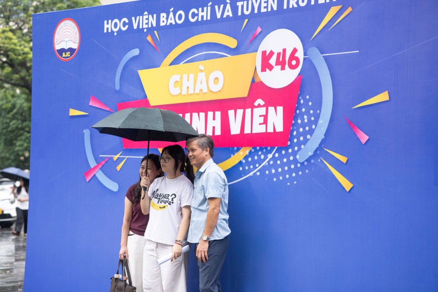 Không ngại mưa gió, tân sinh viên trường Báo rạng rỡ ngày nhập học