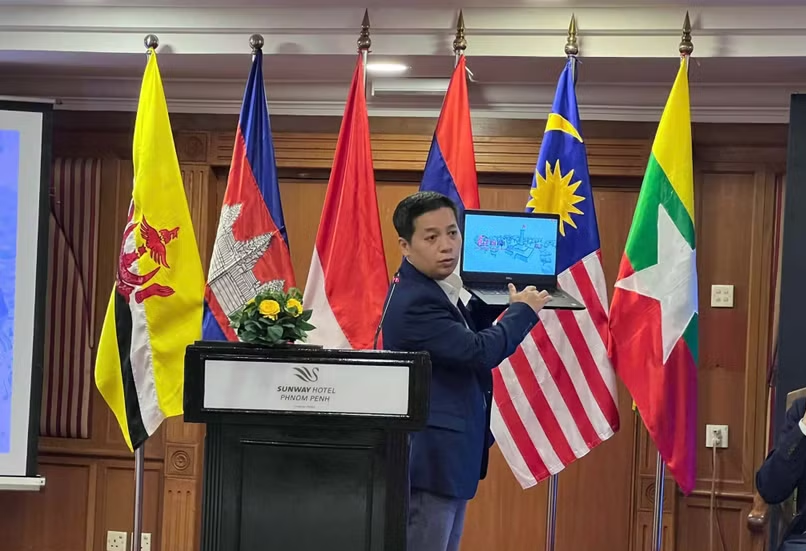 Nhà báo Võ Hoàng Long, Phó Trưởng phòng Biên tập của Báo Điện tử VietnamPlus, Thông tấn xã Việt Nam (TTXVN), chia sẻ kinh nghiệm về chuyển đổi số tại sự kiện. (Ảnh: Vũ Hoàng/Vietnam+)