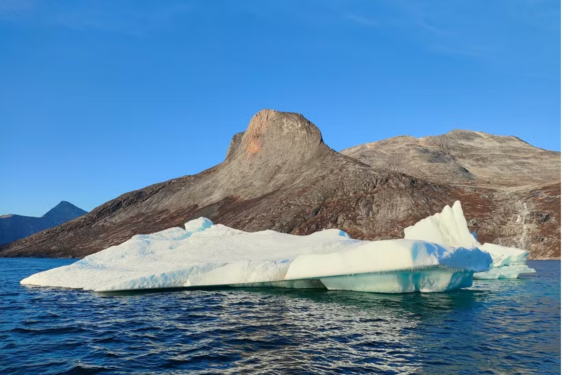 Tảng băng trôi gần thành phố Nuuk, Greenland. (Ảnh: THX/TTXVN)