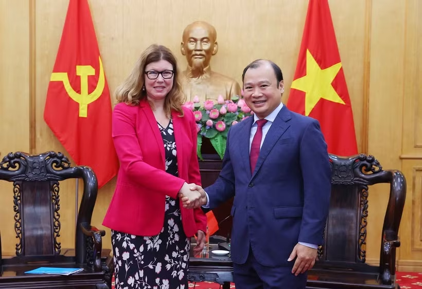 Phó Giám đốc Thường trực Học viện Chính trị quốc gia Hồ Chí Minh Lê Hải Bình tiếp bà Silvia Danailov, Trưởng Đại diện Quỹ Nhi đồng Liên hợp quốc tại Việt Nam. (Ảnh: Văn Điệp/TTXVN)