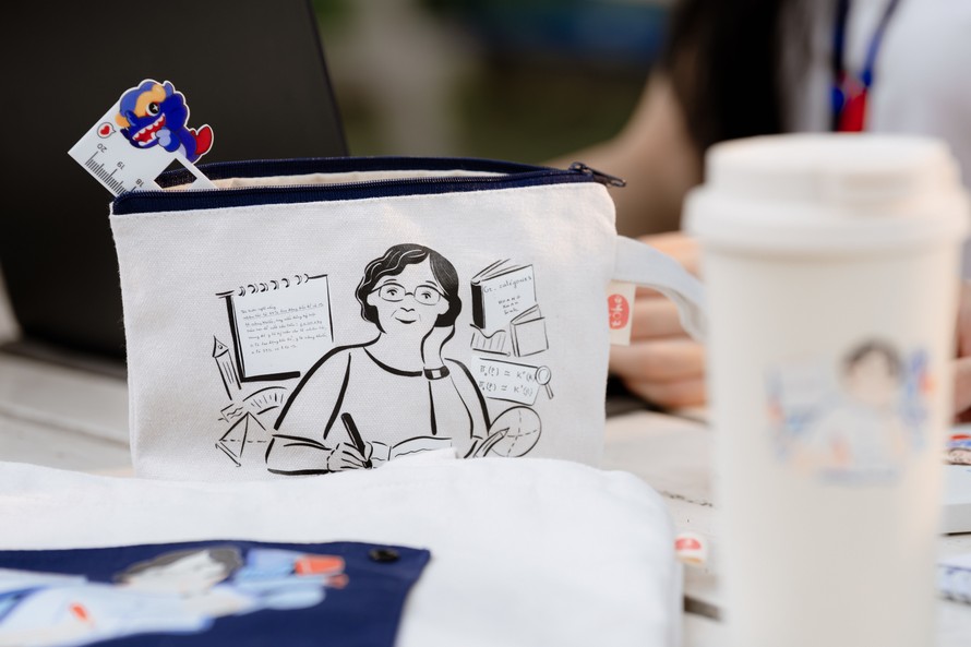 Trường Đại học Thăng Long mở khu vực trưng bày BST chào mừng sinh nhật lần thứ 93 của GS. Hoàng Xuân Sính