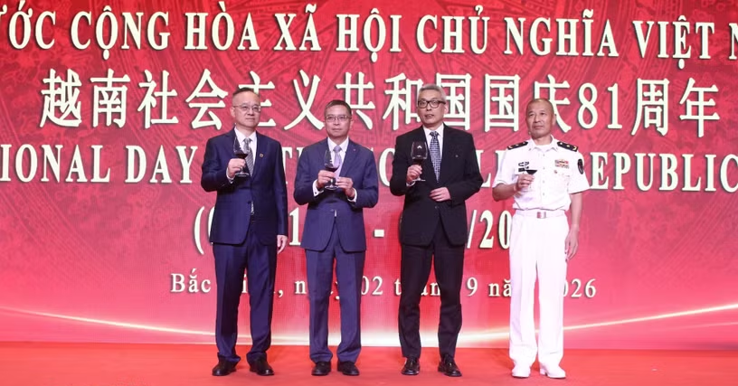 Đại sứ Việt Nam tại Trung Quốc Phạm Thanh Bình cùng đại diện các bộ, ngành Trung Quốc nâng ly chúc mừng kỷ niệm 81 năm Quốc khánh Việt Nam. (Ảnh: Hải Yến/TTXVN)