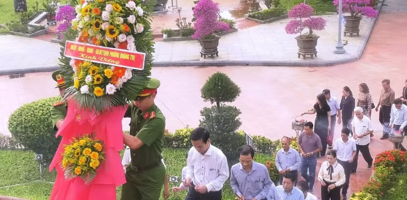 Lãnh đạo phường Quảng Trị đến dâng hương tại Thành cổ Quảng Trị. (Ảnh: Tường Vi/TTXVN)