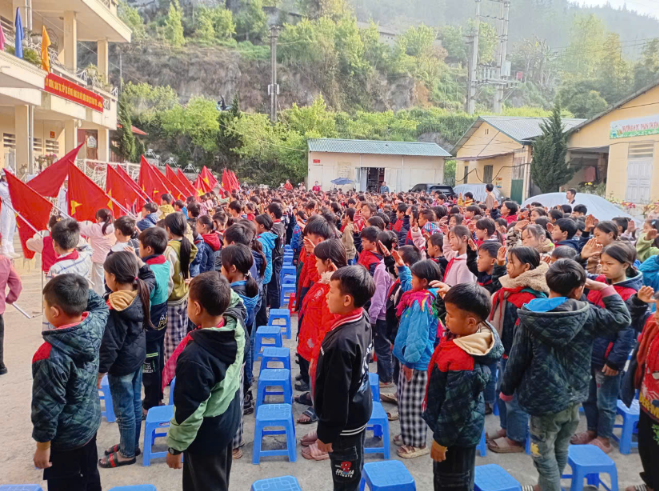 Một buổi lễ chào cờ tại trường Phổ thông dân tộc bán trú Tiểu học & THCS Thượng Phùng