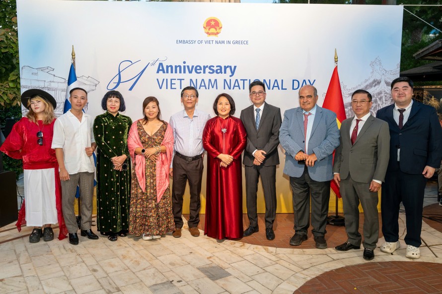 Đại sứ Phạm Thị Thu Hương chụp ảnh với đại diện đoàn công tác của Liên hiệp các Hội UNESCO Việt Nam 
