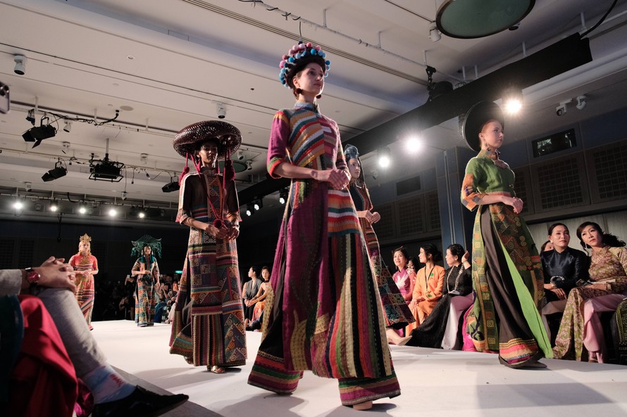 Những thiết kế giàu màu sắc và chất liệu thủ công xuất hiện trên runway Áo Dài Fashion Week London 2026