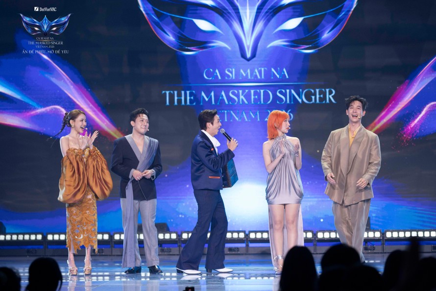 The Masked Singer 2026 Tập 2: DOL-LA-LA vừa chào sân đã khiến Song Luân đứng hình 
