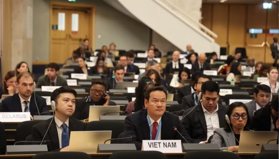 Đại sứ Mai Phan Dũng (ngồi bên phải) phát biểu trong phiên thảo luận chung tại khóa họp lần thứ 63 của Hội đồng Nhân quyền Liên hợp quốc. (Ảnh: Anh Hiển/TTXVN)