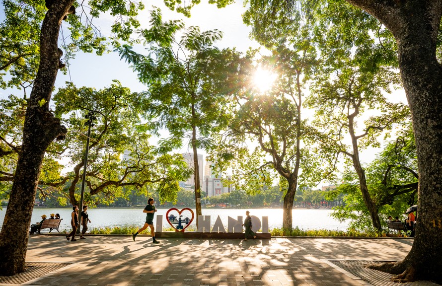 Mùa thu Hà Nội tạo nên những sắc màu đặc trưng trên đường chạy VPIM.