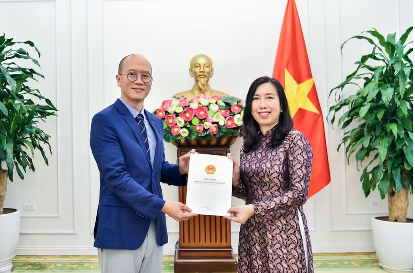 Thứ trưởng Ngoại giao Lê Thị Thu Hằng trao Giấy phép mở lại Văn phòng thường trú KBS (Hàn Quốc) tại Việt Nam. (Ảnh: Bộ Ngoại giao)