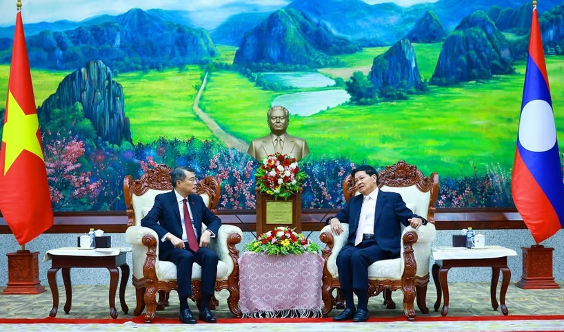 Thủ tướng Lê Minh Hưng hội kiến Tổng Bí thư, Chủ tịch nước Lào Thongloun Sisoulith. (Ảnh: Dương Giang/TTXVN)