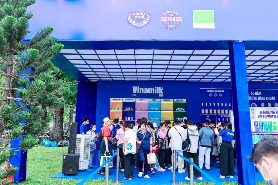 Gian hàng Vinamilk với chủ đề "50 năm không ngừng nâng chuẩn; thu hút đông đảo khách tham quan tại Lễ hội kỷ niệm 30 năm Hàng Việt Nam Chất lượng cao (Ảnh: Minh Anh).