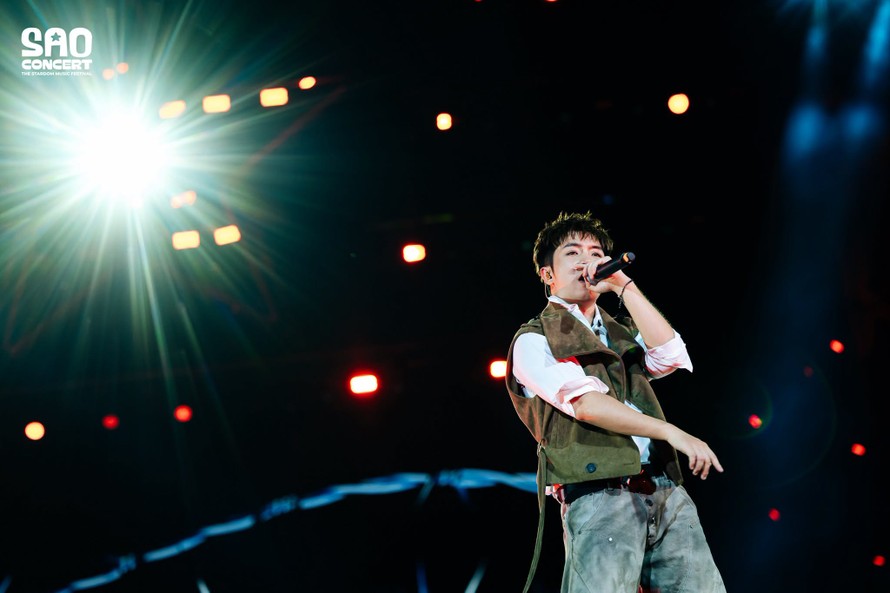 Rapper Mason Nguyễn đốt cháy sân khấu tại Sao Concert