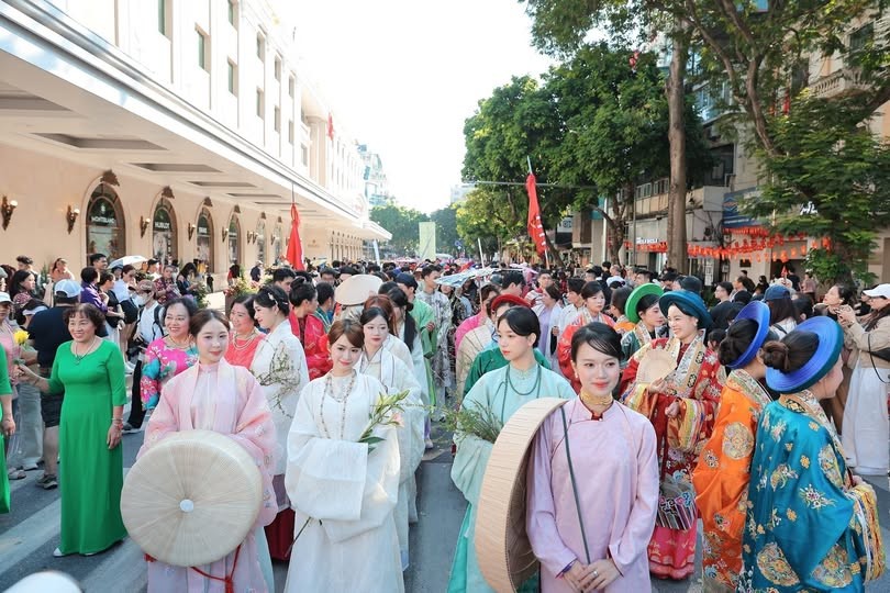 Sắc màu cổ phục Việt trong không gian trình diễn cộng đồng tại một mùa sự kiện Bách Hoa Bộ Hành các mùa trước đó. (Ảnh: Bách Hoa Bộ Hành)