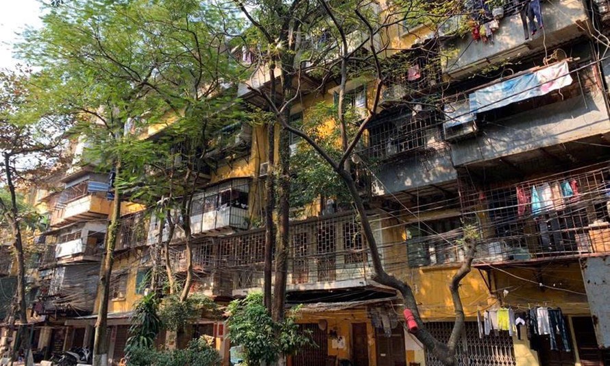 Mùa thu từ khoảng sân tập thể 
