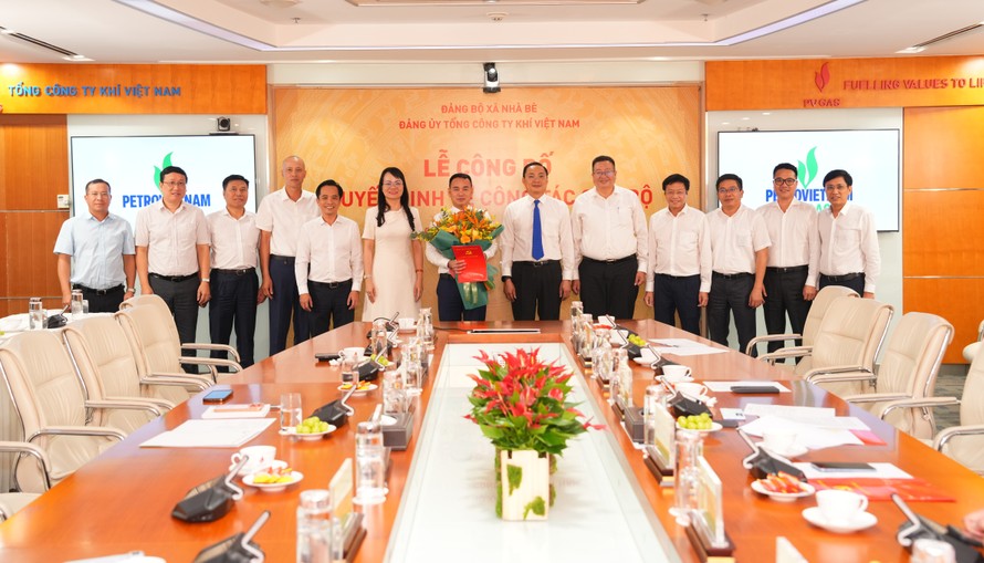 Các đại biểu tham dự chụp ảnh lưu niệm cùng đồng chí Dương Trí Hội - Phó Bí thư Đảng ủy, Tổng Giám đốc PV GAS